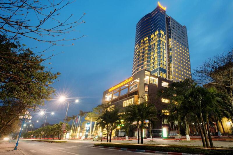 Khách sạn hoặc resort hiện đại nằm ven bãi biển Cửa Lò, có hồ bơi hướng biển và kiến trúc đẹp mắt.